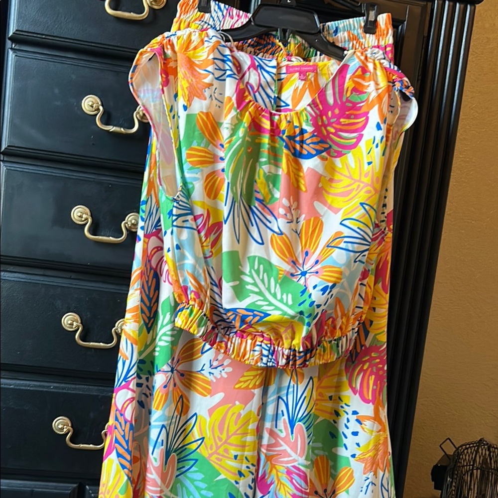 Flying tomato tropical set perfect for vacation. Worn once!
